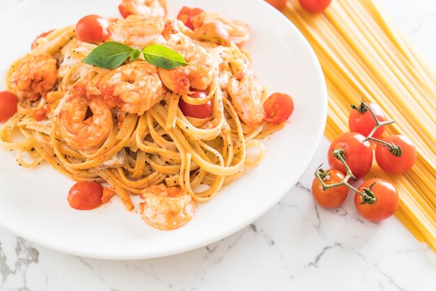 spaghetti aux crevettes, tomates, basilic et fromage