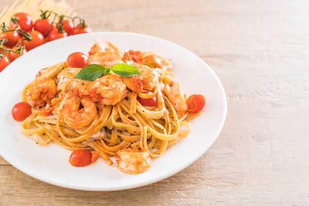 spaghetti aux crevettes, tomates, basilic et fromage