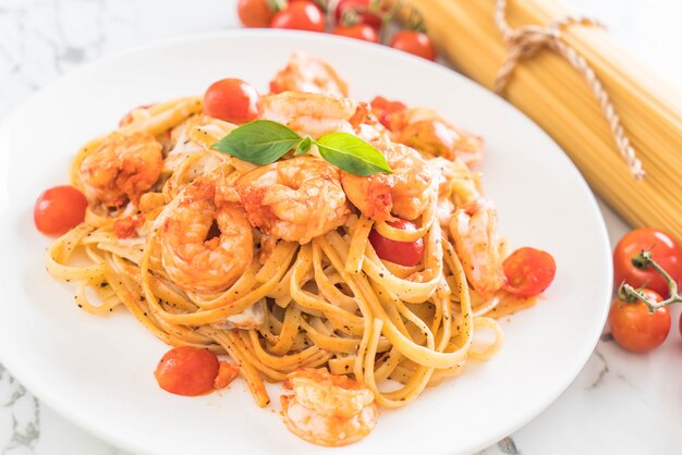 spaghetti aux crevettes, tomates, basilic et fromage