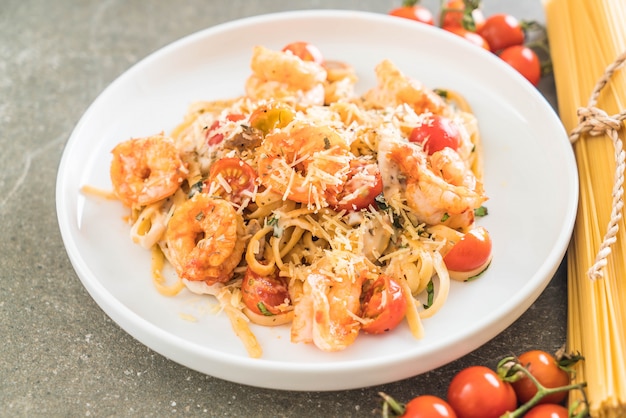 spaghetti aux crevettes, tomates, basilic et fromage