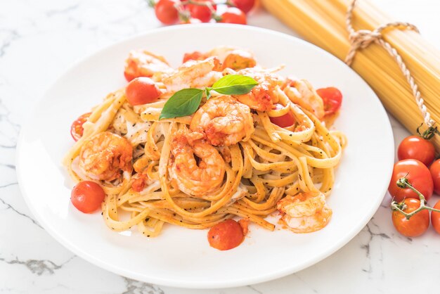 spaghetti aux crevettes, tomates, basilic et fromage