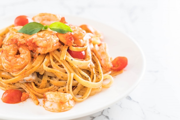 spaghetti aux crevettes, tomates, basilic et fromage