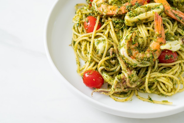 Spaghetti aux fruits de mer sauce pesto maison