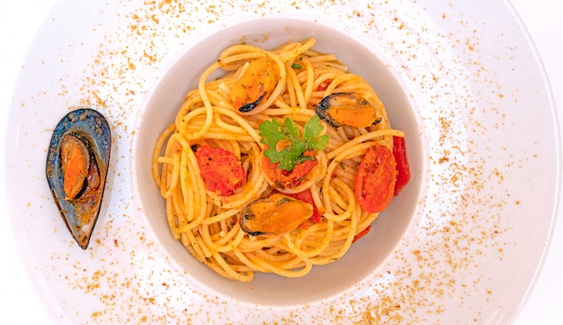 Spaghetti aux moules poisson bottarga et tomates cerises