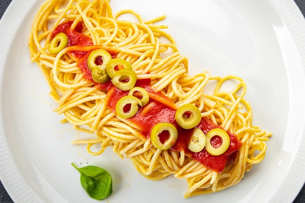 spaghetti aux olives sauce tomate sans viande pas de viande repas vert nourriture collation sur la table copie espace nourriture
