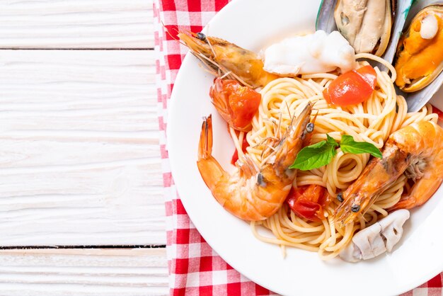 Spaghetti aux palourdes, crevettes, squis, moules et tomates