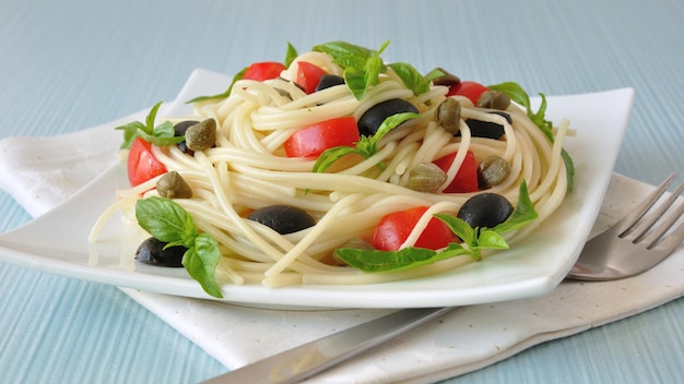 Spaghetti Aux Tranches De Tomates Et Olives, Câpres Et Basilic