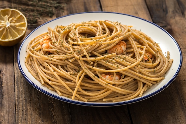 Spaghetti de blé entier aux crevettes sur bois