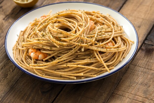 spaghetti de blé entier aux crevettes sur bois