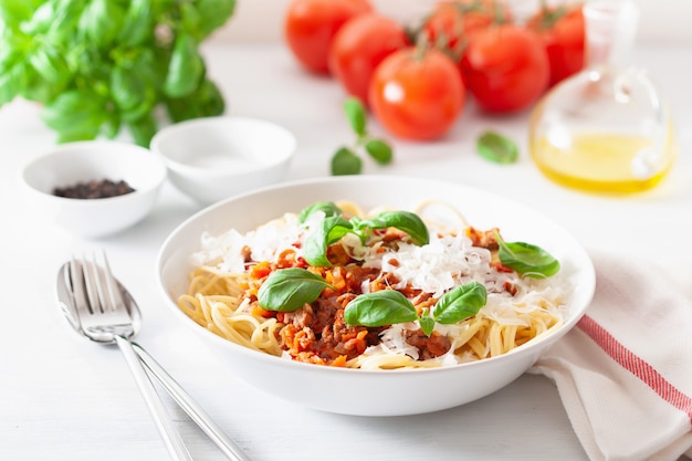 Spaghetti bolognaise au basilic et au parmesan, pâtes italiennes