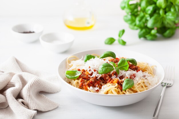 Spaghetti bolognaise au basilic et au parmesan, pâtes italiennes