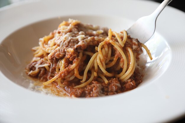 Spaghetti bolognaise au bœuf haché et sauce tomate garnie de parmesan et basilic