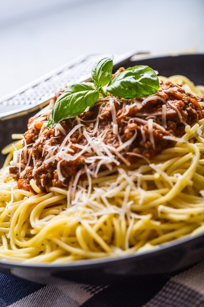 Spaghetti bolognaise. Pâtes spaghetti bolognaise au basilic et décoration au restaurant ou à la maison.