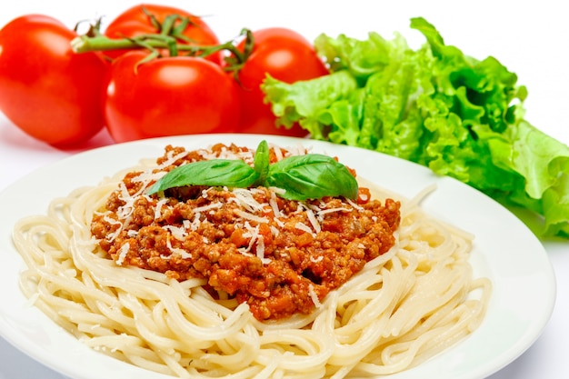 Spaghetti bolognaise sur une plaque blanche