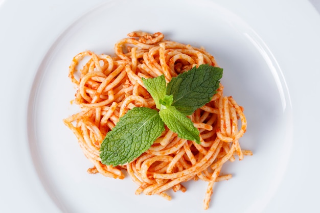 Spaghetti à la bolognaise sur une plaque blanche