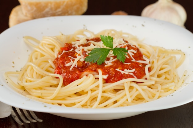 Spaghetti à la bolognaise sur la plaque blanche
