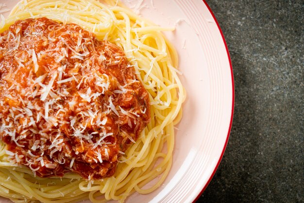 spaghetti bolognaise de porc au parmesan - style cuisine italienne