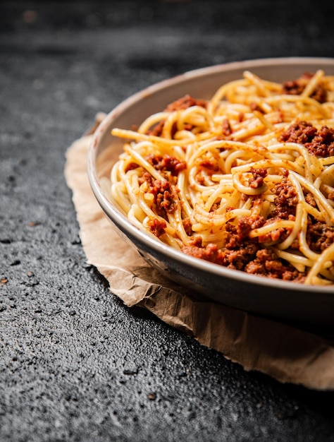 Spaghetti bolognaise prêt à l'emploi sur la table