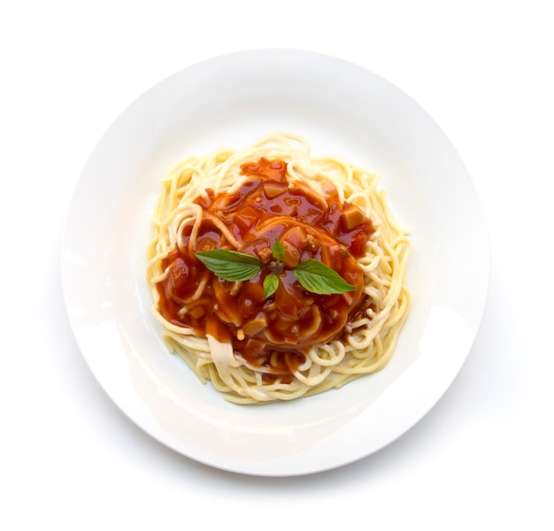 Photo spaghetti bolognaise à la sauce tomate et basilic frais cuisine italienne traditionnelle vue de dessus de style isolé