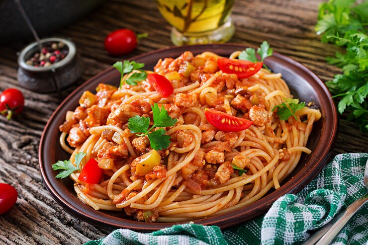 Photo spaghetti bolognaise à la sauce tomate, légumes et viande hachée
