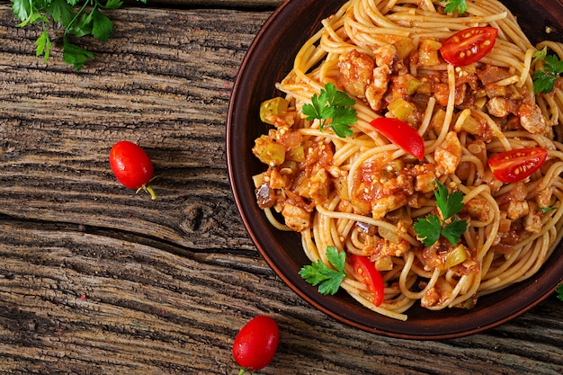 Spaghetti bolognaise à la sauce tomate, légumes et viande hachée