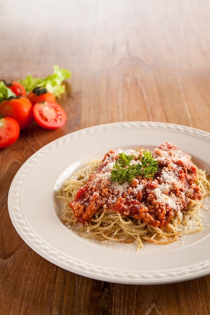 Spaghetti bolognaise sur table en bois