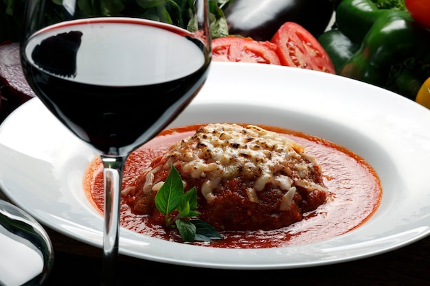 Spaghetti bolognaise et vin rouge