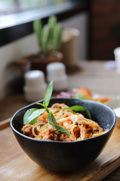Spaghetti et boulettes de viande sur la cuisine italienne de fond en bois