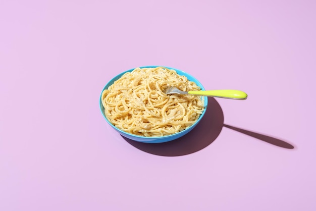 Spaghetti cacio e pepe bol isolé sur fond violet