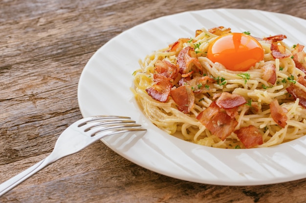 Spaghetti carbonara au bacon, fromage, jaune et saupoudrer de persil haché