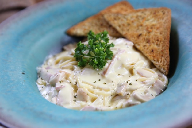 Spaghetti carbonara au jambon en sauce blanche