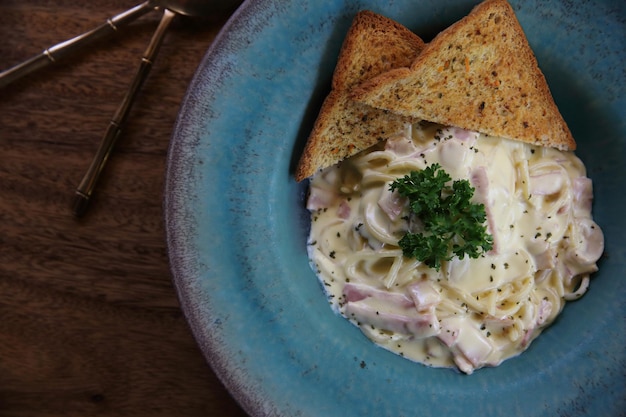 Spaghetti carbonara au jambon en sauce blanche