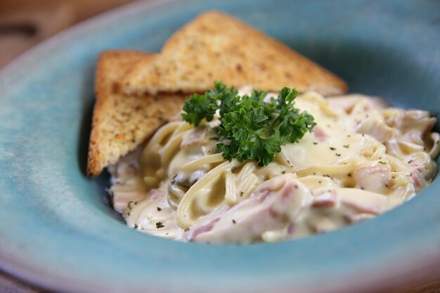 Spaghetti carbonara au jambon en sauce blanche