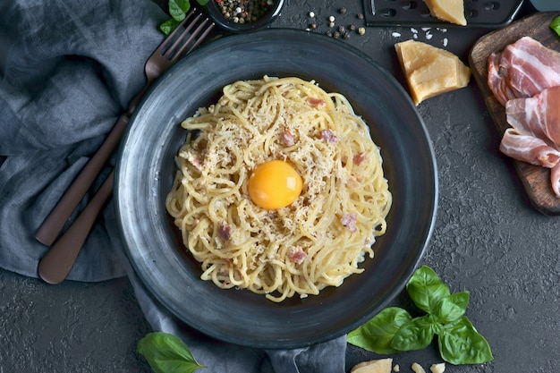 spaghetti Carbonara au jaune et au bacon