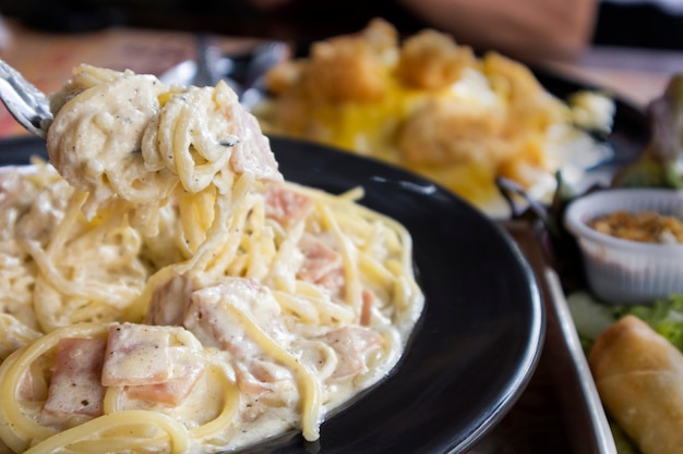 Photo spaghetti carbonara et bacon