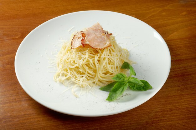 Spaghetti carbonara sur bol