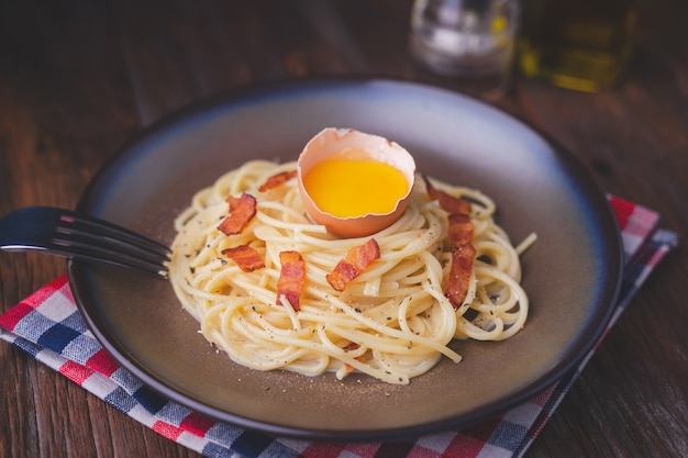 Spaghetti Carbonara, Pâtes italiennes faites maison avec parmesan, oeufs et pancetta