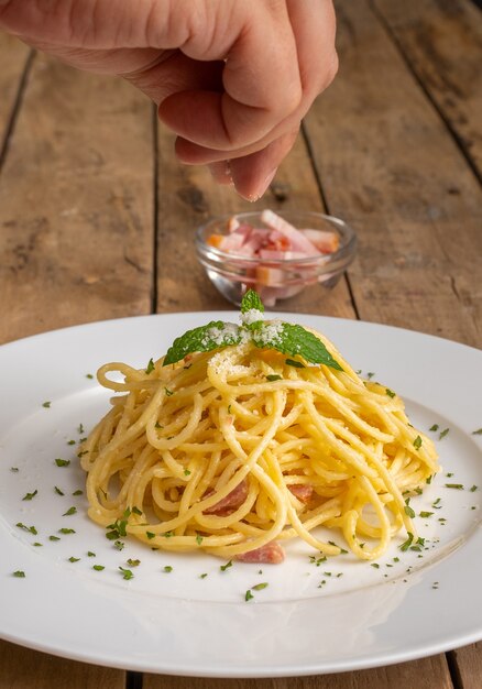 Spaghetti à La Carbonara Sur Une Plaque Blanche Et Table Rustique