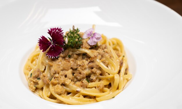 Spaghetti Carbonara sur une plaque