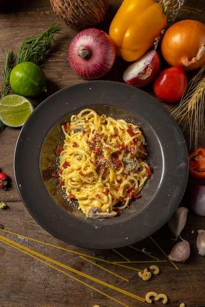 Spaghetti à la carbonara sur la table en bois noire