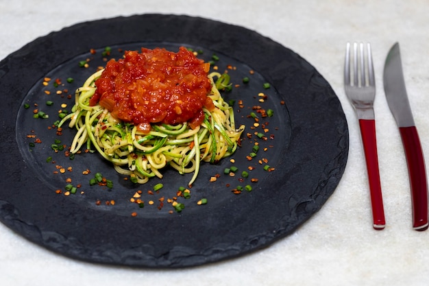 Spaghetti de courgettes au poivre pepperoni déshydraté et sauce rouge.