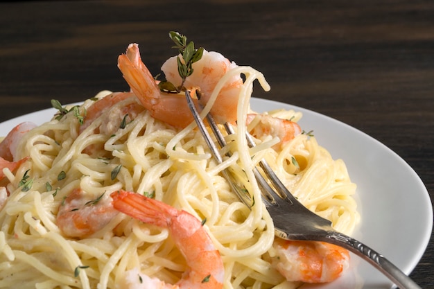 Spaghetti à la crème de fromage blanc aux crevettes - à la italienne
