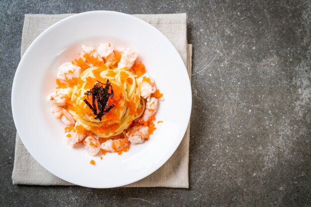 spaghetti crémeux aux crevettes et œufs de crevettes