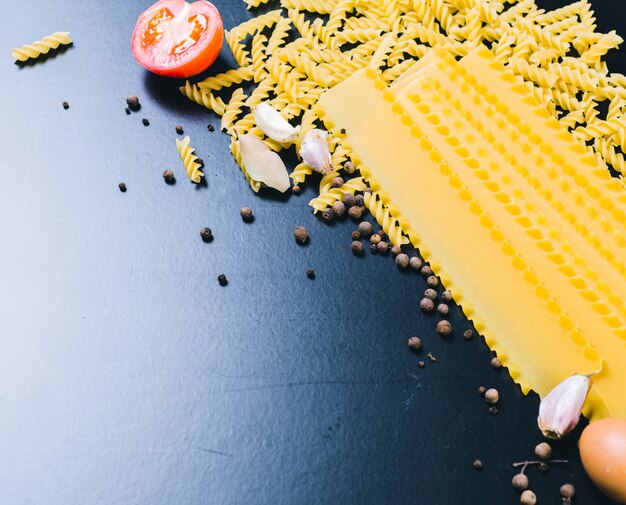 Spaghetti cru sur bois noir, vue de dessus