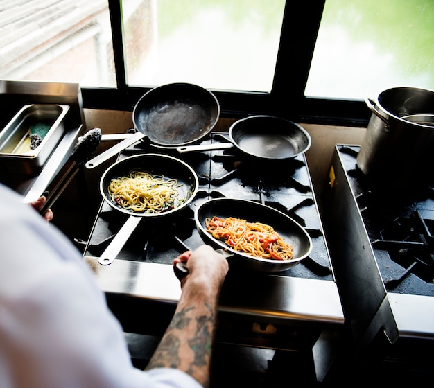 Spaghetti dans une casserole sur la station de wok