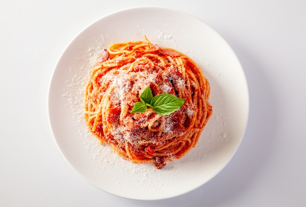 Spaghetti dans un plat sur fond blanc