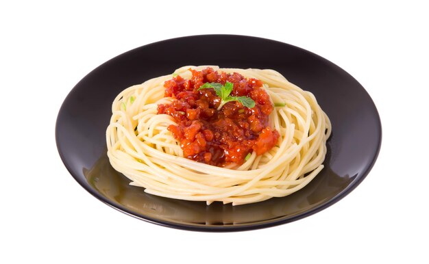 Spaghetti dans plat isolé sur fond blanc