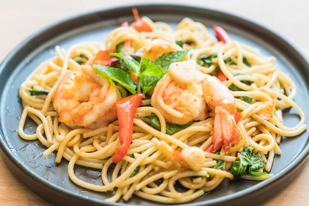 Spaghetti épicé sauté aux crevettes