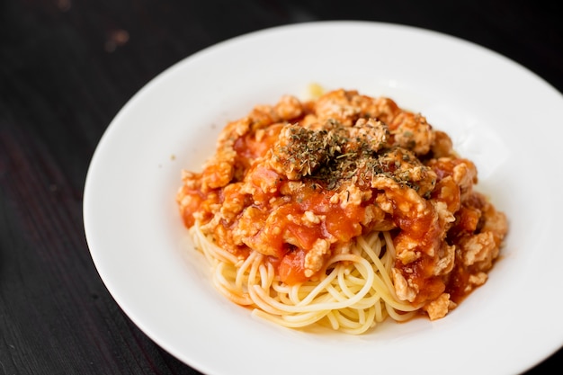 Spaghetti sur fond en bois noir