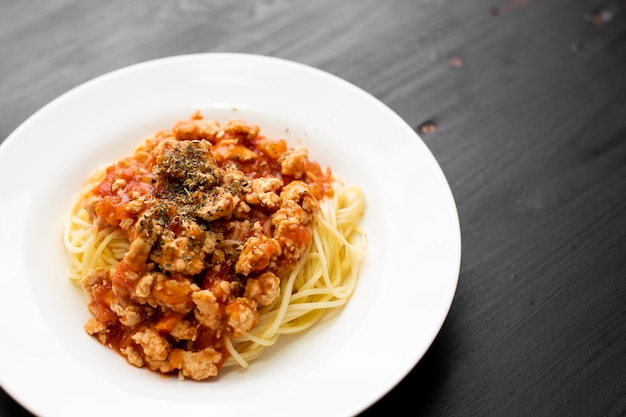 Spaghetti sur fond en bois noir